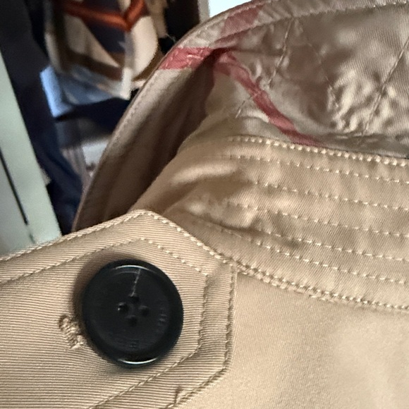 EUC flawless Burberry trench size 2 - Picture 9 of 10